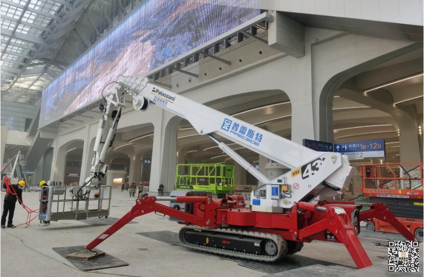履帶式蜘蛛車(chē)與商場(chǎng)地面：破解瓷磚破損之謎